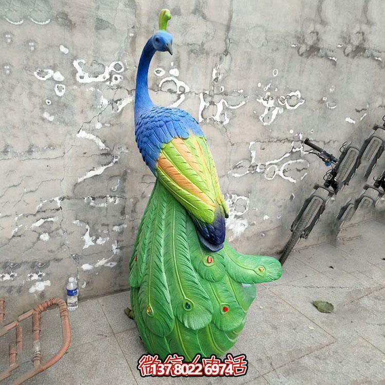 广场玻璃钢彩绘孔雀动物景观博鱼平台