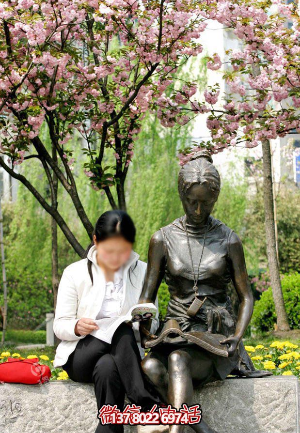 公园铜雕石凳上女孩的读书博鱼平台