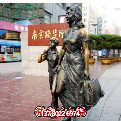 步行街摆放铸铜母子逛街情景小品博鱼平台