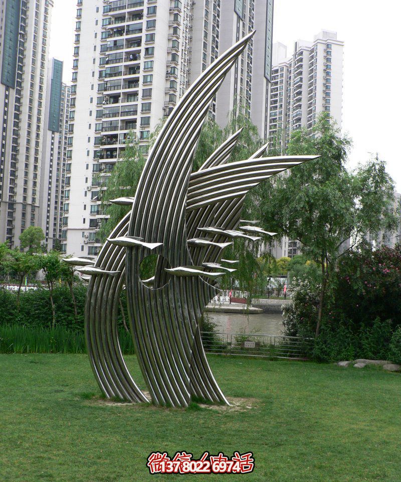 城市小区装饰一群空中游走的不锈钢鱼博鱼平台