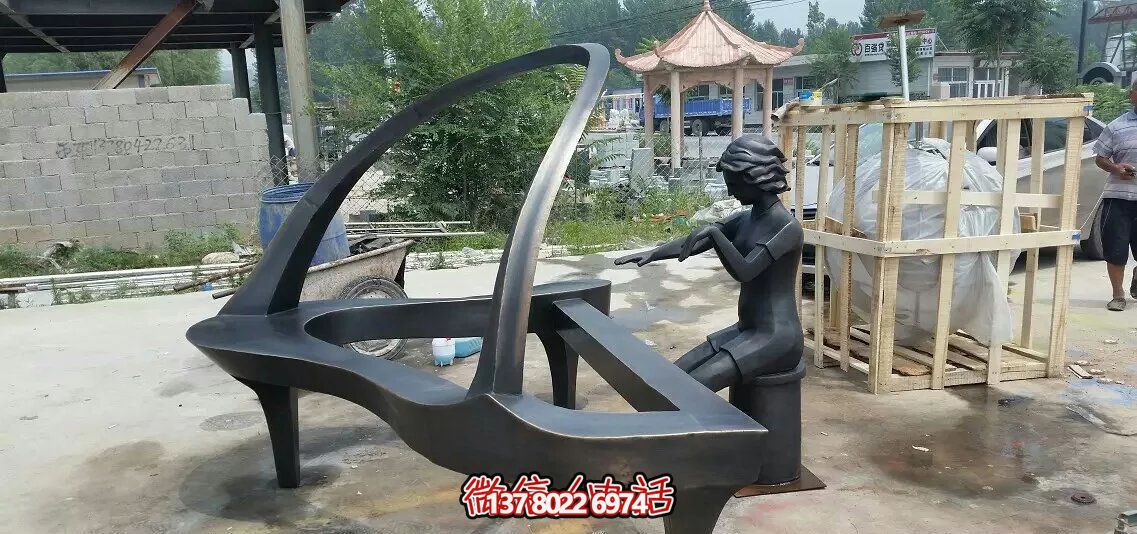 户外园林一位弹钢琴表演的石雕钢琴博鱼平台
