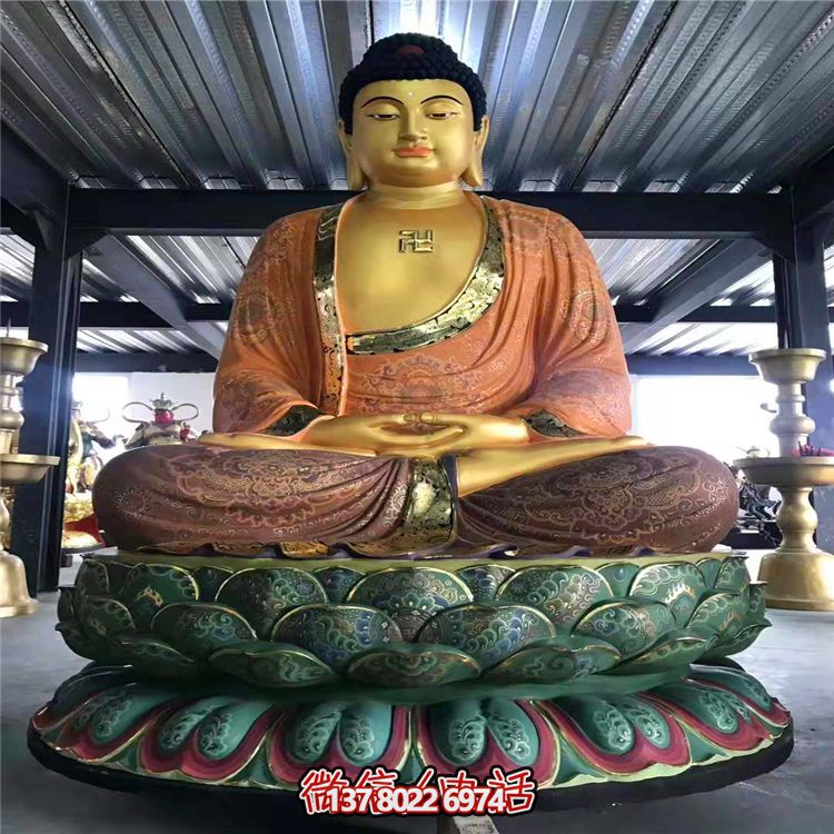 大型喷漆坐着莲花上的三宝佛博鱼平台