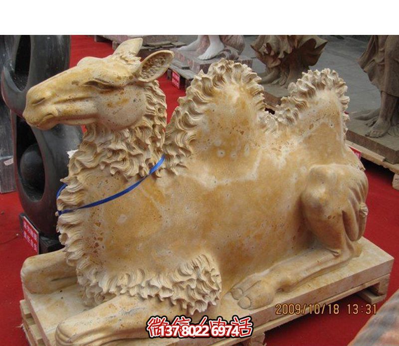 街道边摆放的黄色的玻璃钢创意骆驼博鱼平台
