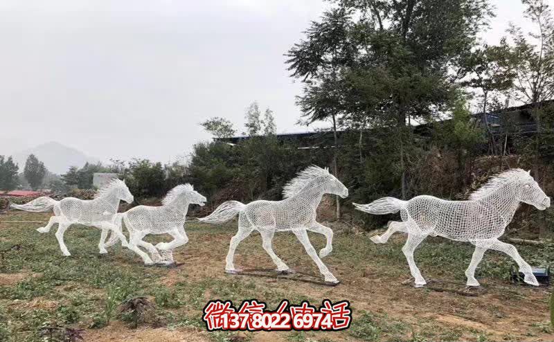 公园里摆放的四匹奔跑的不锈钢镂空马群博鱼平台