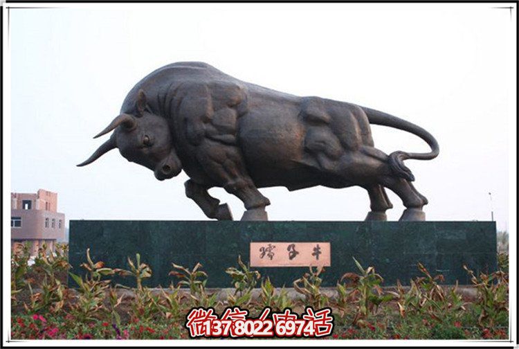 广场户外摆放黄铜铸造开荒牛景观博鱼平台