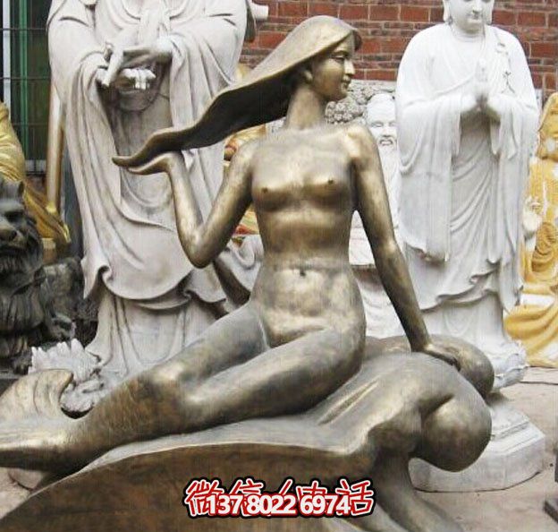 街道上摆放的手摸头发的玻璃钢喷漆美人鱼博鱼平台