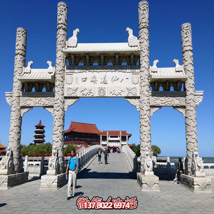 景区入口摆放无楼三门石柱浮雕牌坊