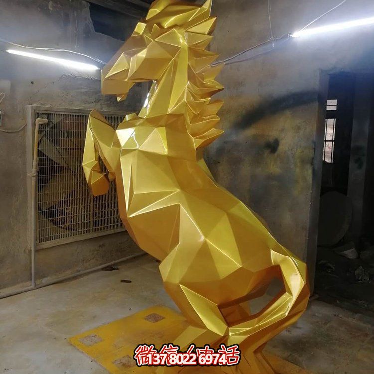 广场摆放玻璃钢仿铜几何马博鱼平台