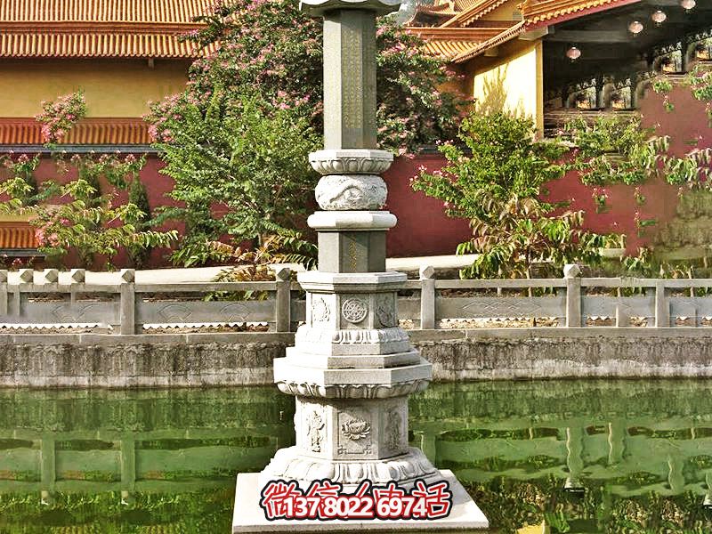 佛家寺院大殿门口摆放汉白玉石经幢