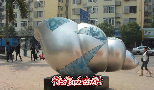 广场上摆放的玻璃钢彩绘海螺博鱼平台