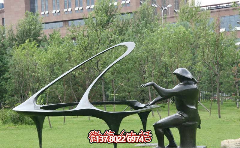 园林一位弹钢琴的不锈钢抽象钢琴博鱼平台