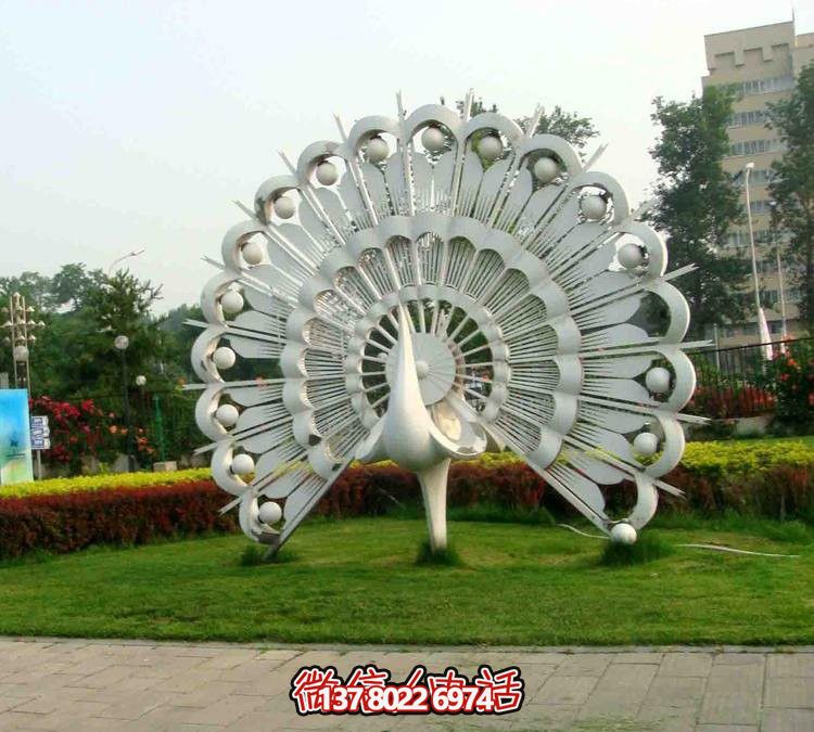 草坪上一只骄傲的玻璃钢抽象的孔雀博鱼平台