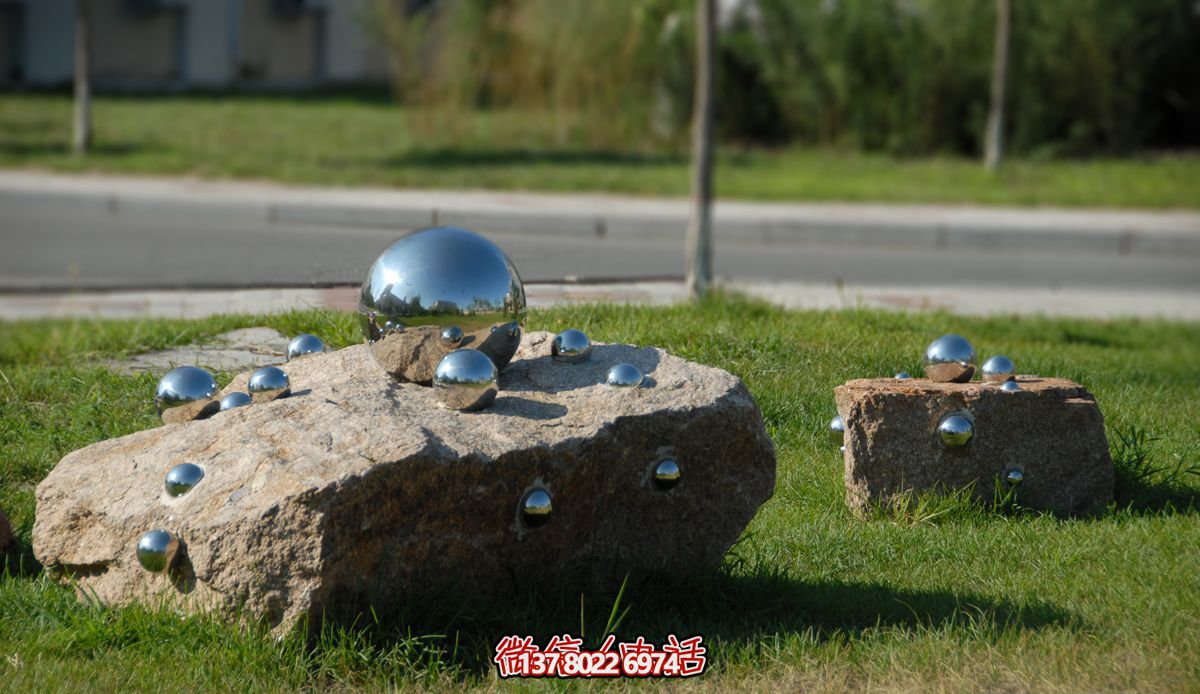 草坪不锈钢镜面大大小小的球体博鱼平台