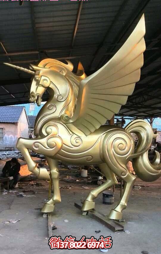 商场里摆放的金色的玻璃钢创意飞马博鱼平台