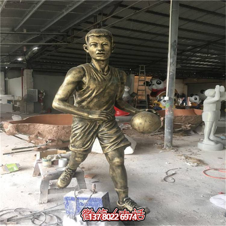 工艺广场玻璃钢仿铜打篮球的儿童博鱼平台