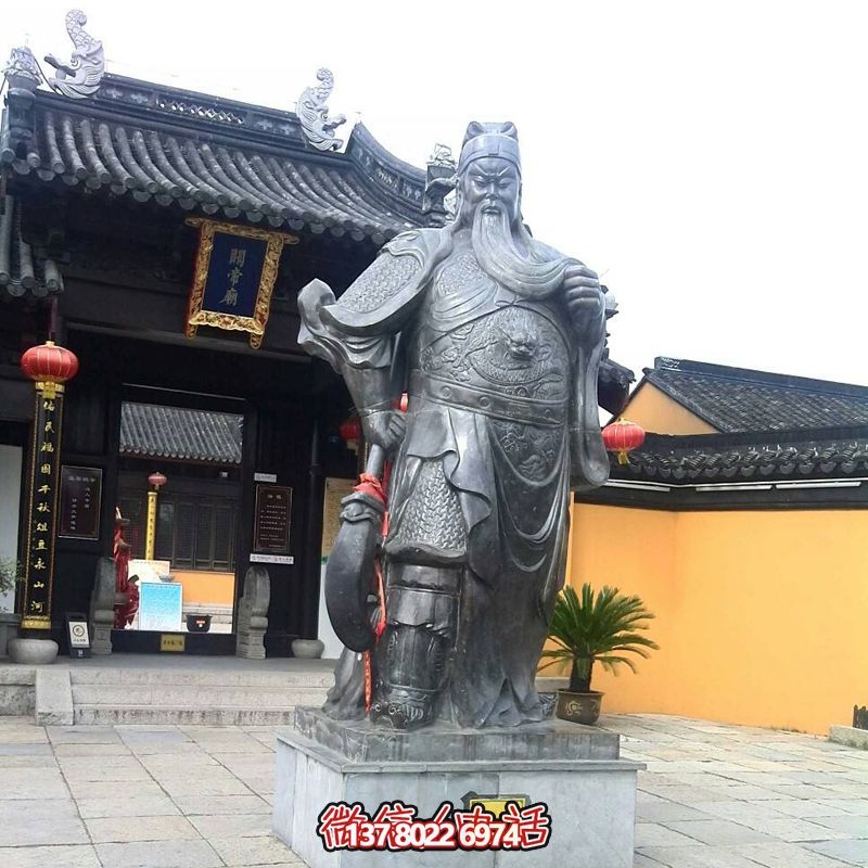 寺庙庭院铜铸站立着的关公博鱼平台