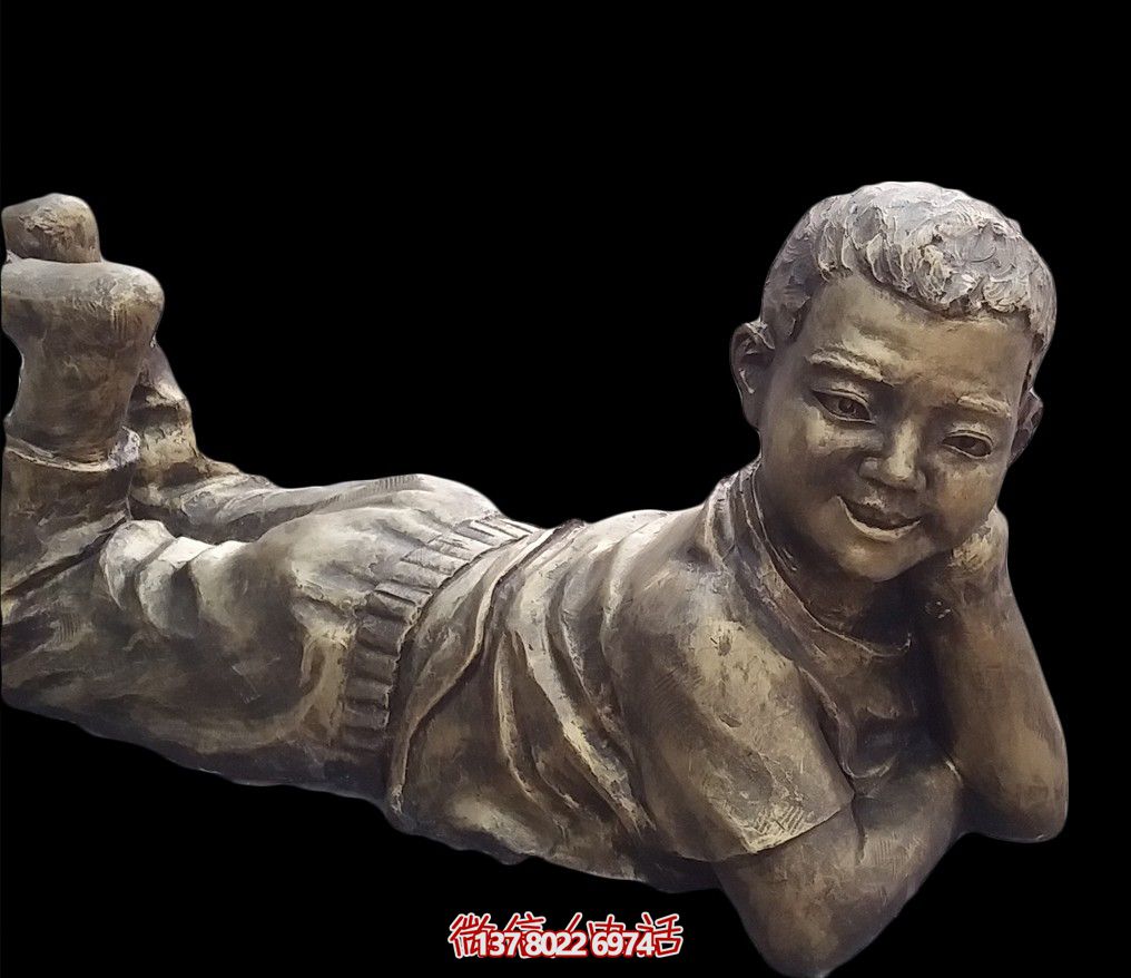 公园匍匐在地的小男孩儿童博鱼平台