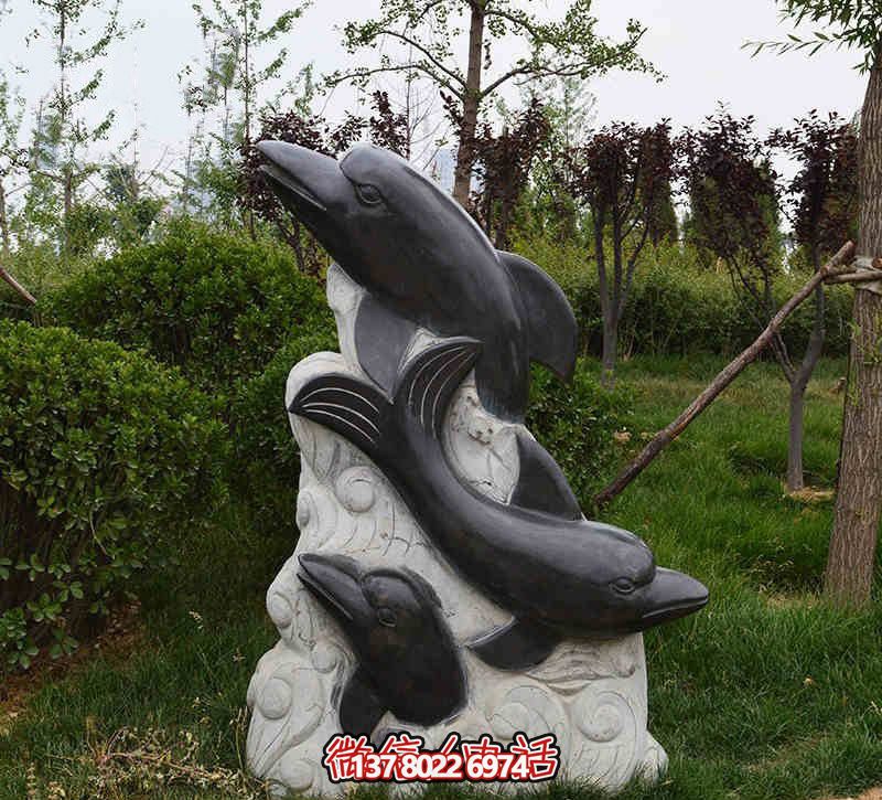 草坪三只黑色石雕海豚博鱼平台