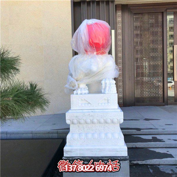 别墅门口摆放汉白玉浮雕石狮子门墩博鱼平台