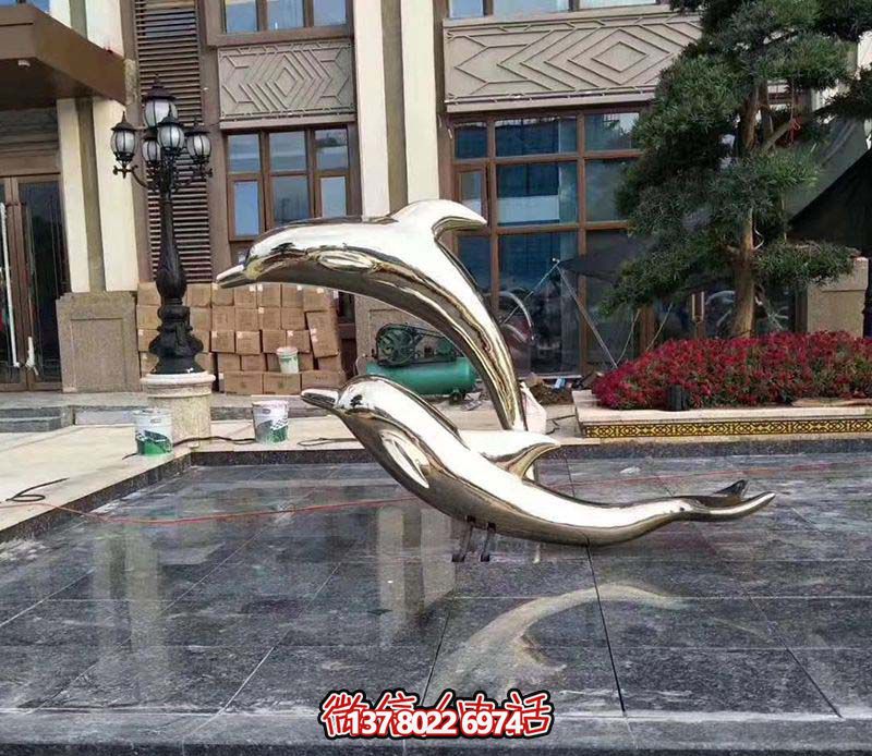 院内庭院两只跳跃的不锈钢海豚博鱼平台
