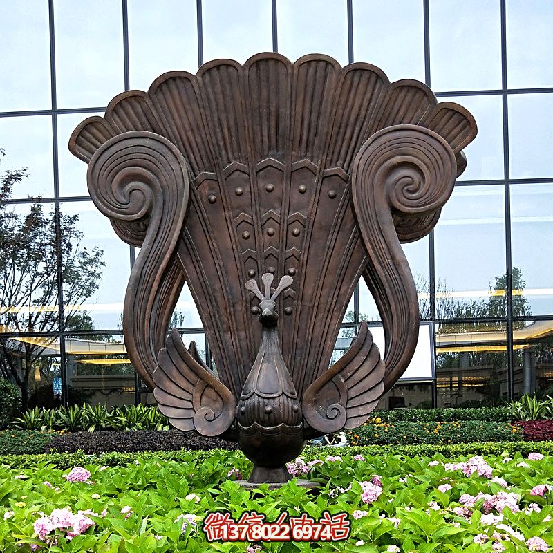花池里一只傲立的不锈钢做旧孔雀博鱼平台