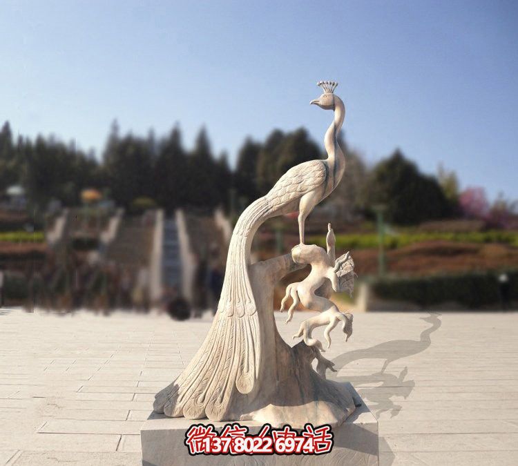 到路边一只回头的汉白玉石雕创意孔雀博鱼平台