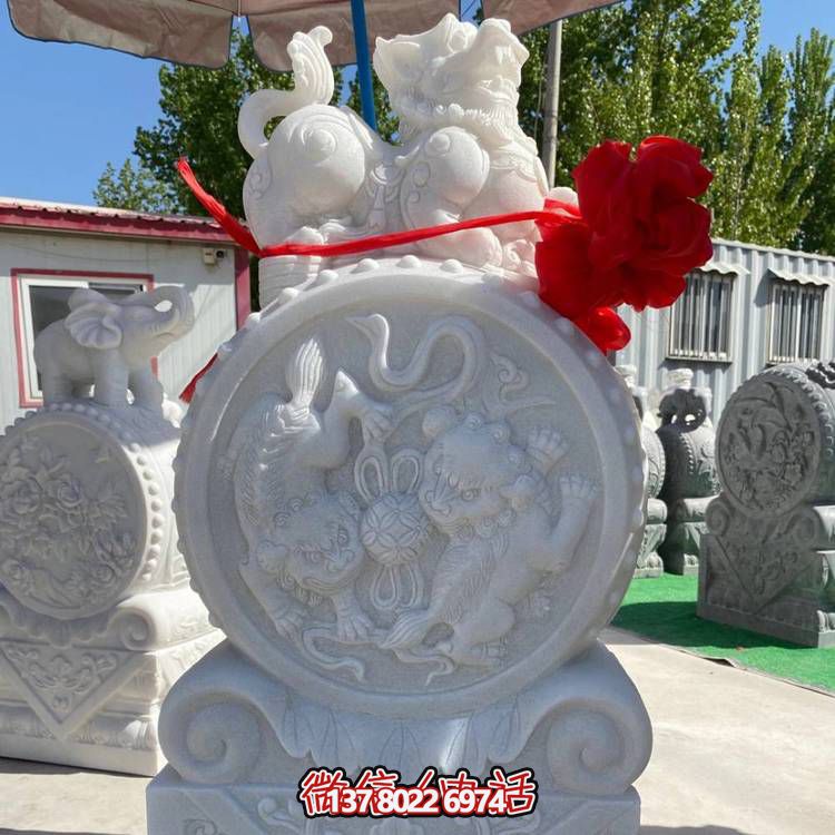 中式庭院摆放汉白玉狮子抱鼓石博鱼平台