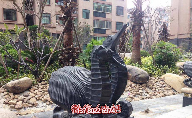 街道上摆放的一对黑色的玻璃钢创意海马博鱼平台