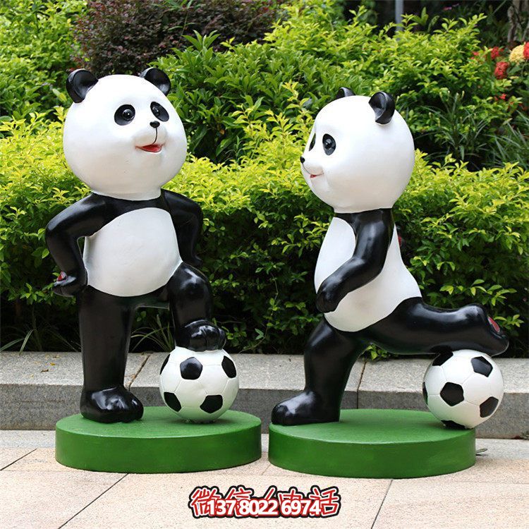 校园摆放玻璃钢卡通熊猫踢足球公仔小品博鱼平台