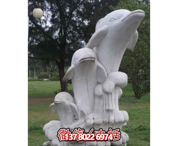 森林一家三口石雕海豚博鱼平台