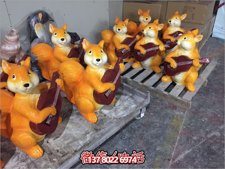 幼儿园一群弹吉他的玻璃钢松鼠博鱼平台