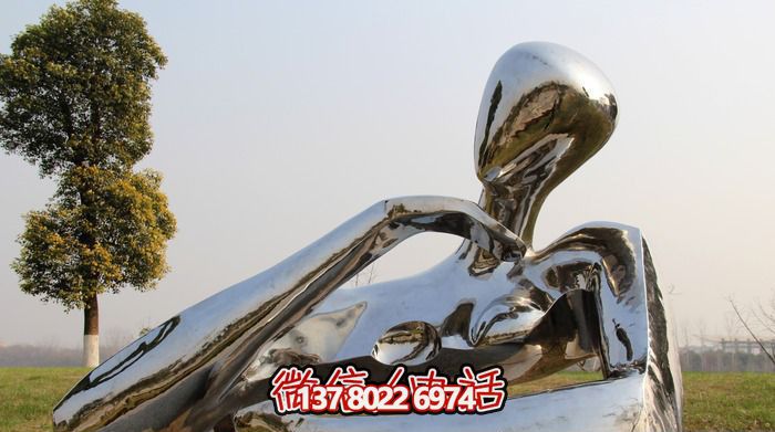 广场不锈钢手托下巴的抽象女孩博鱼平台