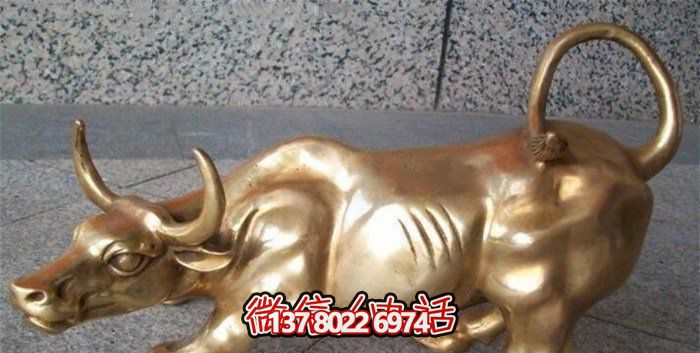室内摆放的金色卷尾巴的玻璃钢创意华尔街牛
