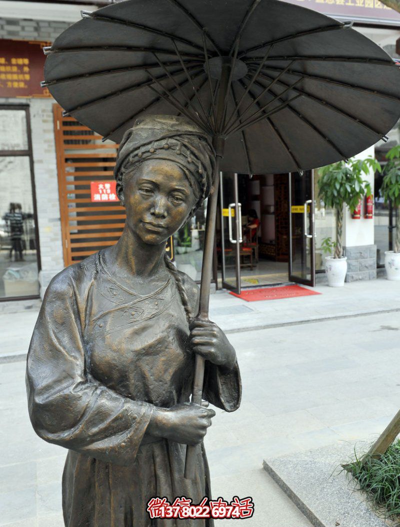 步行街打伞的少数民族人物铜雕女人博鱼平台