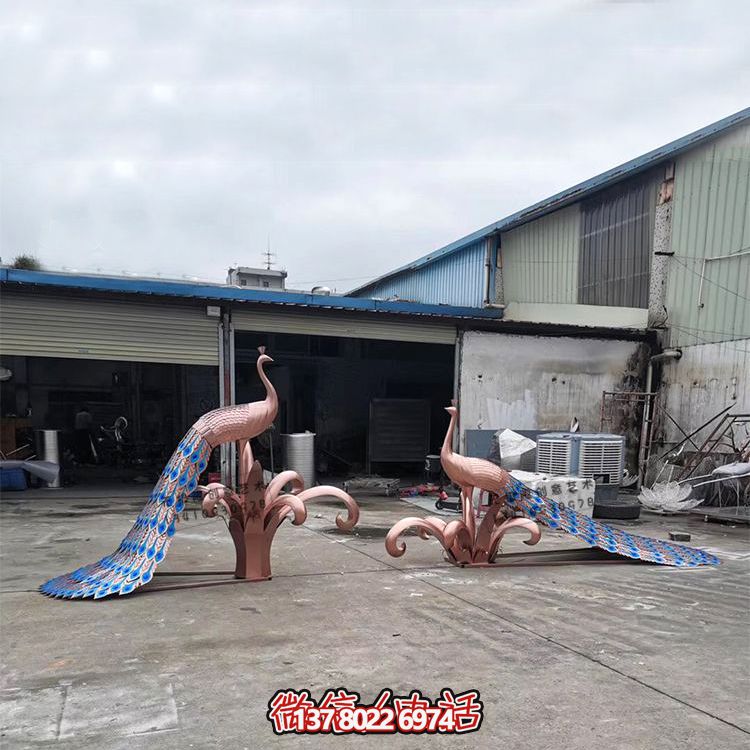 公园里两只比美的玻璃钢彩绘孔雀博鱼平台