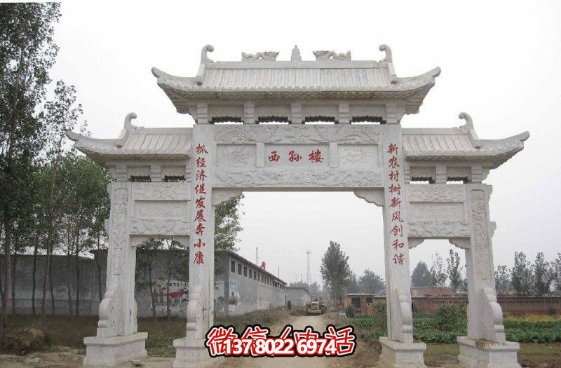 村口摆放三门雕刻双龙戏珠牌坊石雕