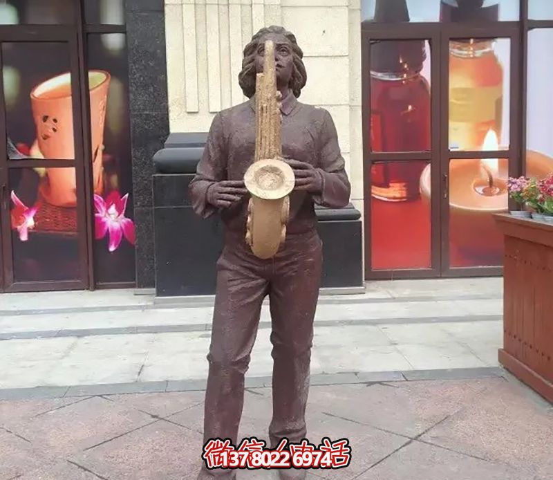 吹唢呐人物广场铜雕吹奏博鱼平台
