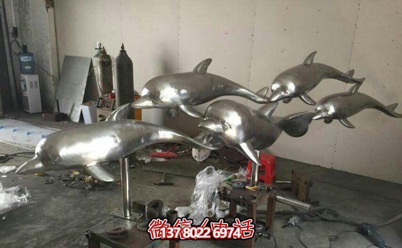 街边一群游玩的不锈钢海豚博鱼平台