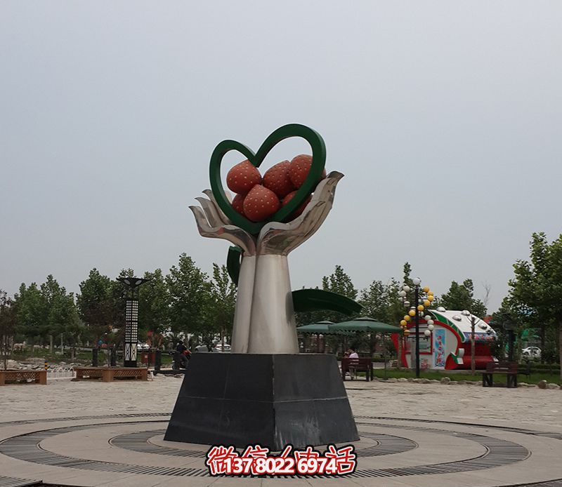 公园不锈钢手捧草莓博鱼平台
