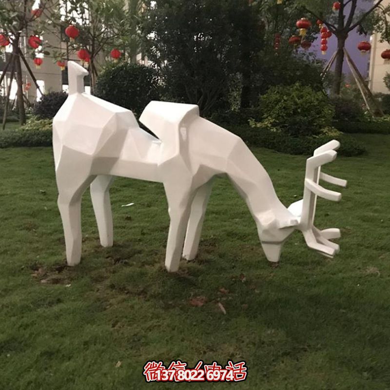 玻璃钢几何公园低头觅食的梅花鹿博鱼平台
