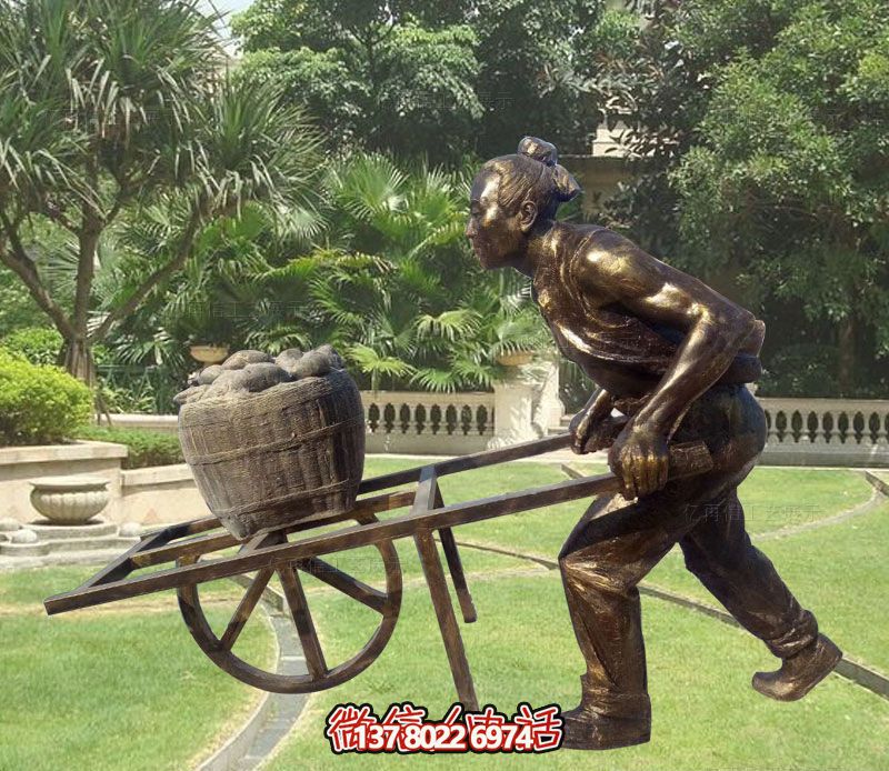 小区草坪摆放推独轮车的古人玻璃壶仿铜博鱼平台