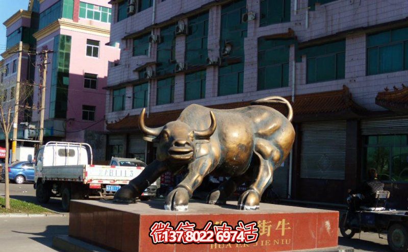 广场上摆放的铜色的玻璃钢创意华尔街牛