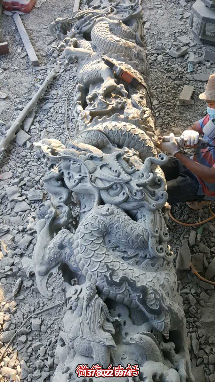 石雕盘龙柱雕刻