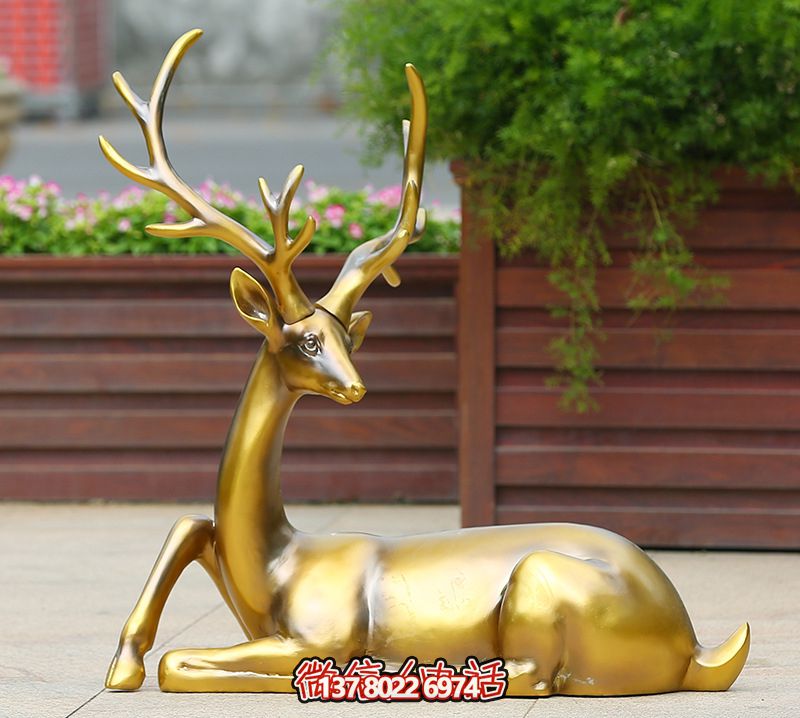 公园一只卧着的不锈钢喷漆鹿博鱼平台
