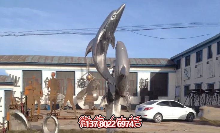 农场院内三只不锈钢海豚博鱼平台
