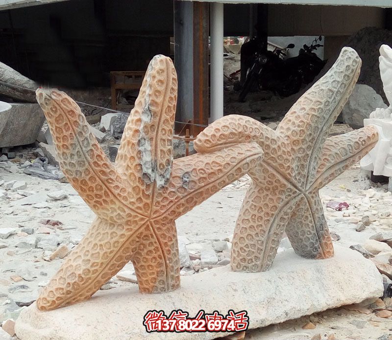 街道边摆放的手拉手花岗岩石雕创意海星博鱼平台