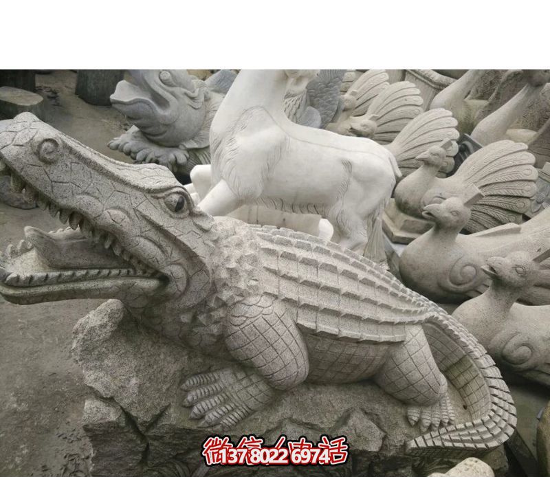 公园摆放的趴着的青石石雕创意鳄鱼博鱼平台