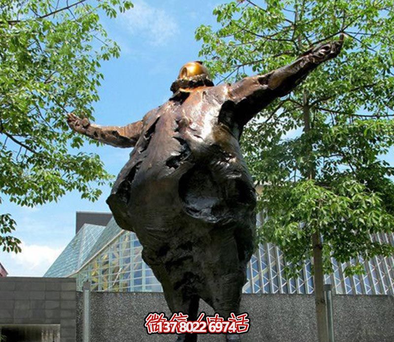 广场抽象西方人物铜雕大声唱博鱼平台