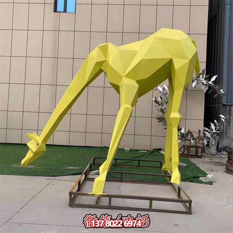 户外草坪不锈钢几何黄色长颈鹿博鱼平台