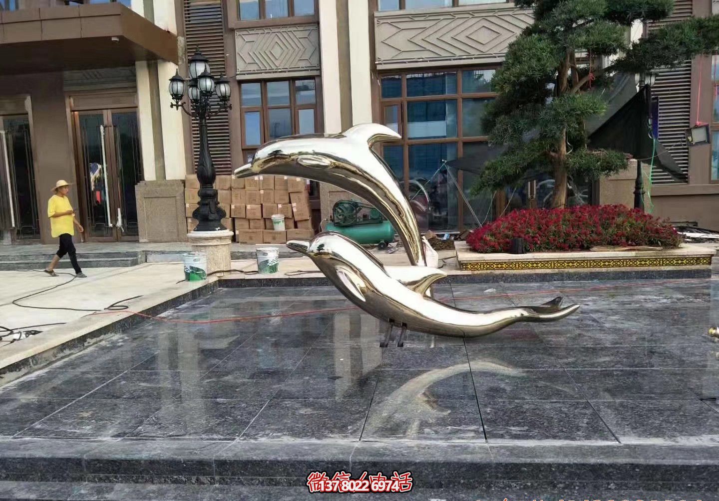 小河边两只镜面不锈钢海豚博鱼平台